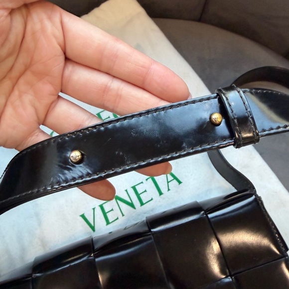 BOTTEGA VENETA Spazzolato Intrecciato Maxi Cassette Shoulder Bag Patent Black - Picture 8 of 14